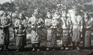 Группа айнов в традиционных костюмах. 1904 год. Автор снимка неизвестен. Источник - Commons Wikimedia 