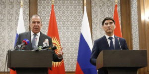 Есть с кого брать пример. Февраль, визит Сергея Лаврова в Бишкек. Во время совместной пресс-конференции с Чингизом Айдарбековым. Фото из Интернета.